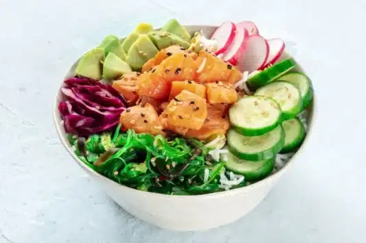 Salada de Arroz com Pepino e Uva-Passa